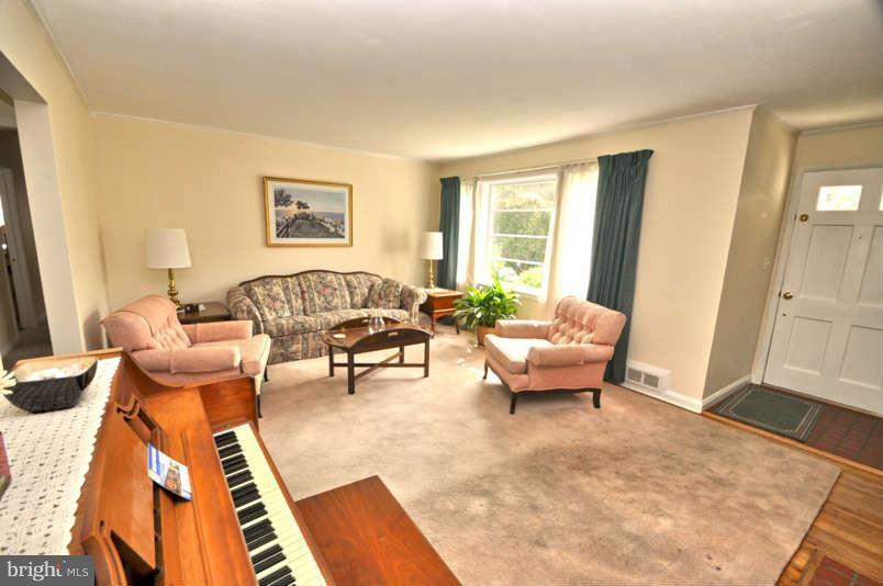 6712 Queens Ferry Road Baltimore, MD 21239 - Photo 3 of 30 Living Room