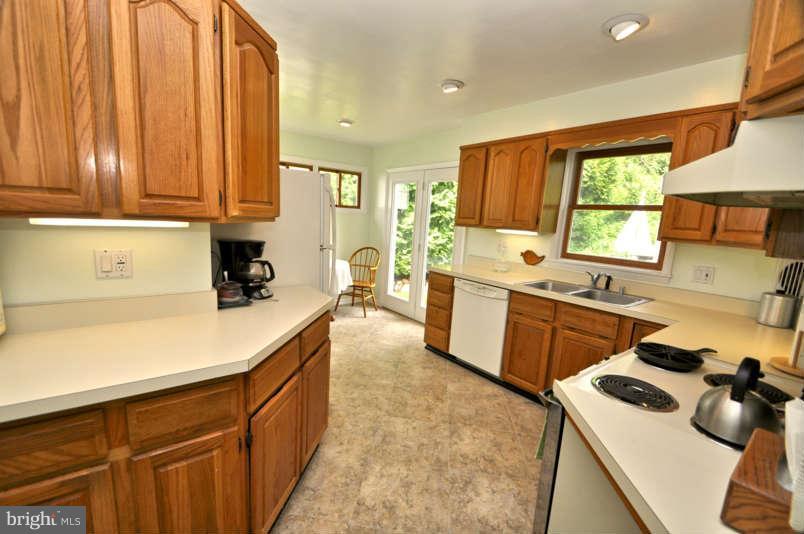 6712 Queens Ferry Road Baltimore, MD 21239 - Photo 8 of 30 Kitchen