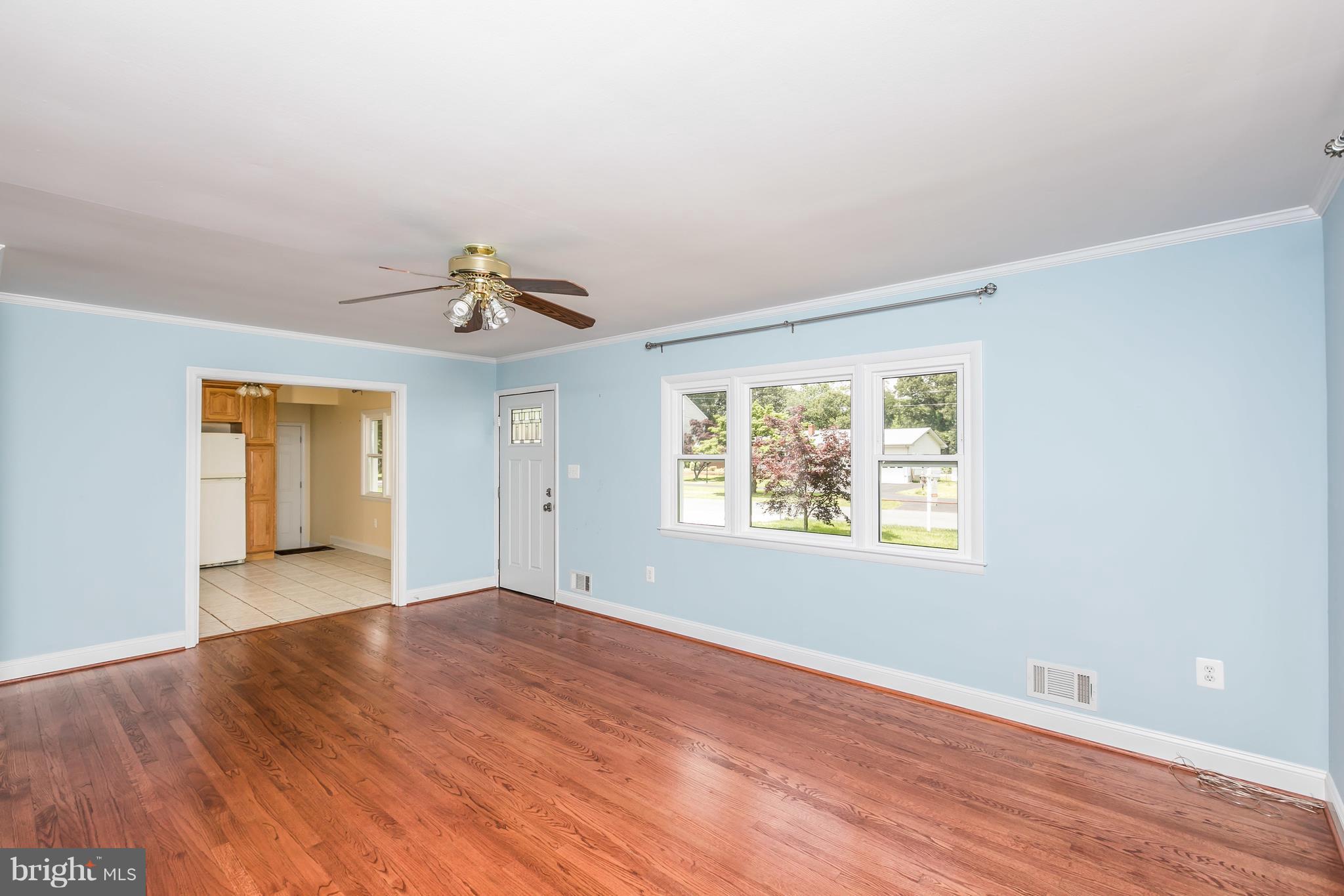 7901 Central Road Pasadena, MD 21122 - Photo 4 of 22 Interior (General)