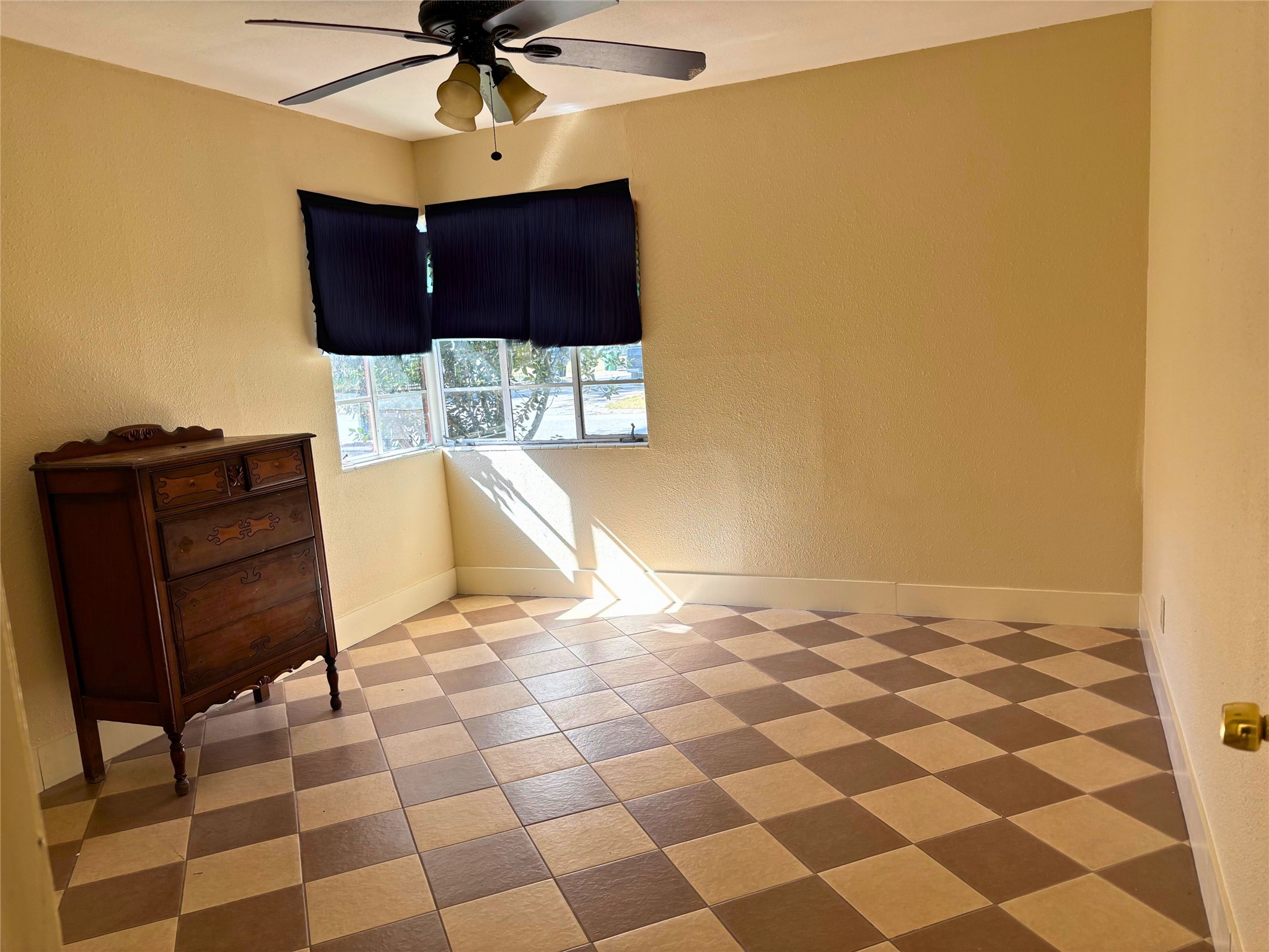 7022 Merriwood Lane Houston, TX 77076 - Photo 10 of 12 a view of a workspace with furniture