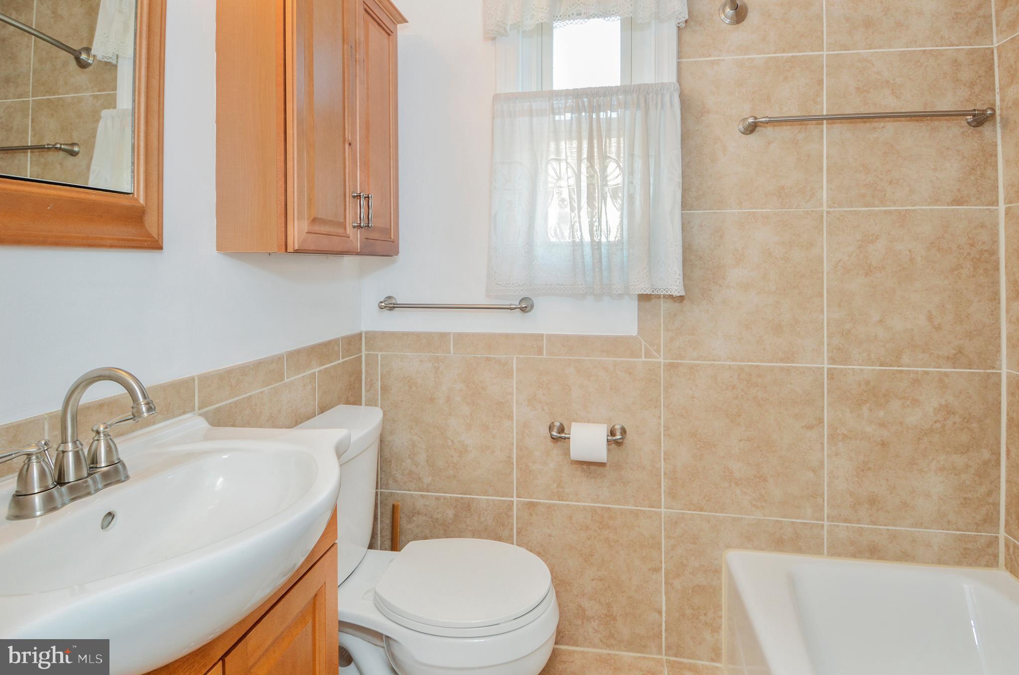 7746 Wynbrook Road Baltimore, MD 21224 - Photo 15 of 32 UPPER FULL BATH