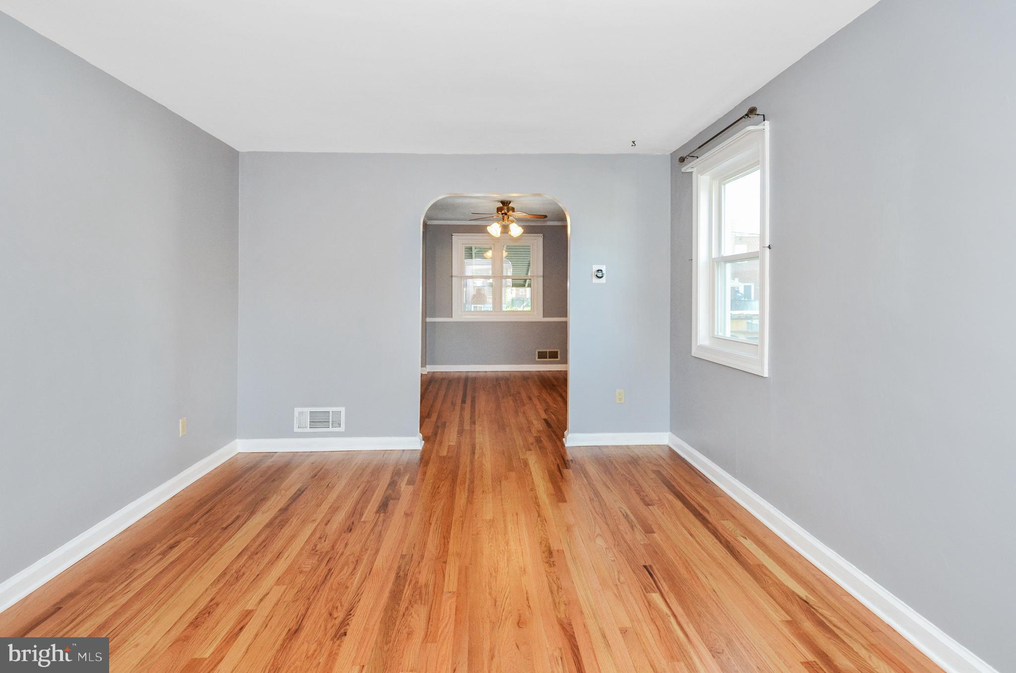 7746 Wynbrook Road Baltimore, MD 21224 - Photo 4 of 32 LIVING ROOM