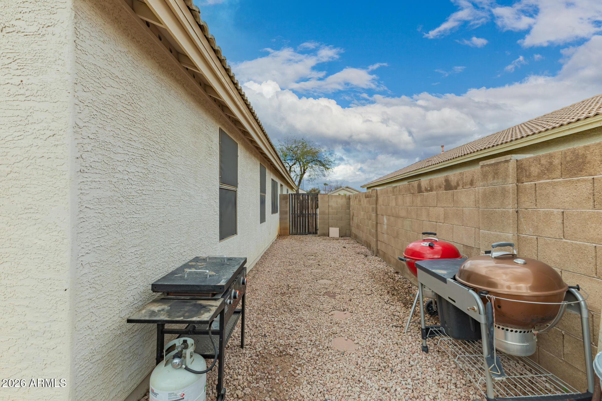 3407 East Escuda Road Phoenix, AZ 85050 - Photo 24 of 32 a patio with table and chairs and potted plants