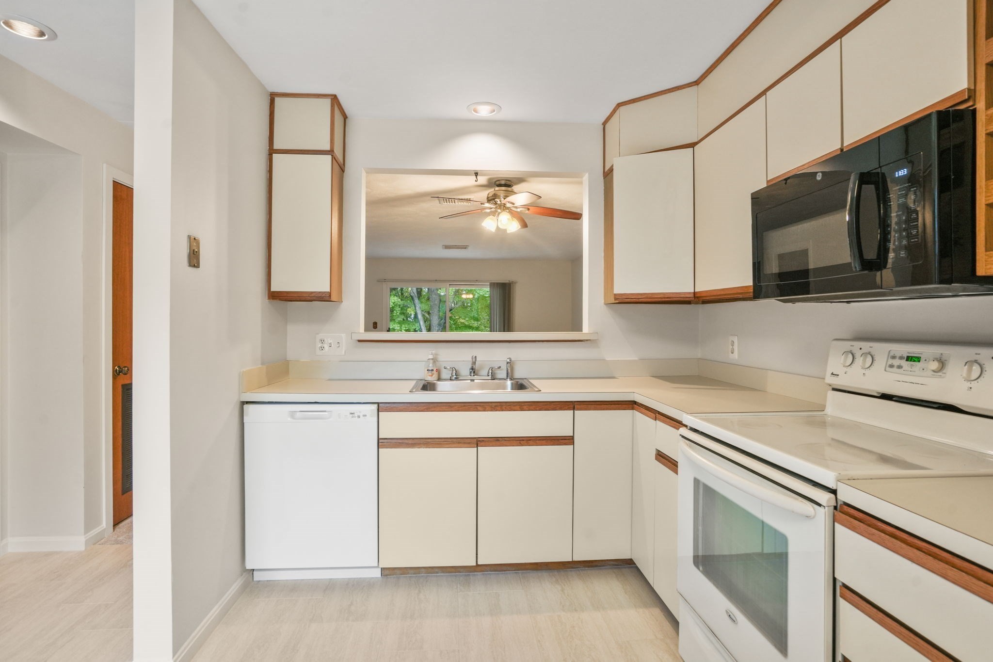 330 Sunderland Road, Unit 22 Worcester, MA 01604 - Photo 6 of 37 Gallery Image 6