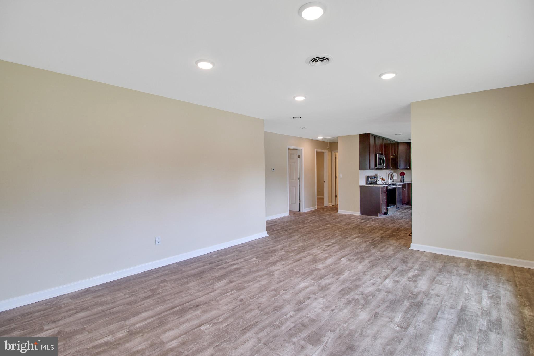 10 South Kingston Road Newark, DE 19713 - Photo 8 of 20 Living Room