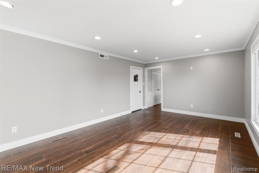 1043 Westview Road Bloomfield Hills, MI 48304 - Photo 24 of 43