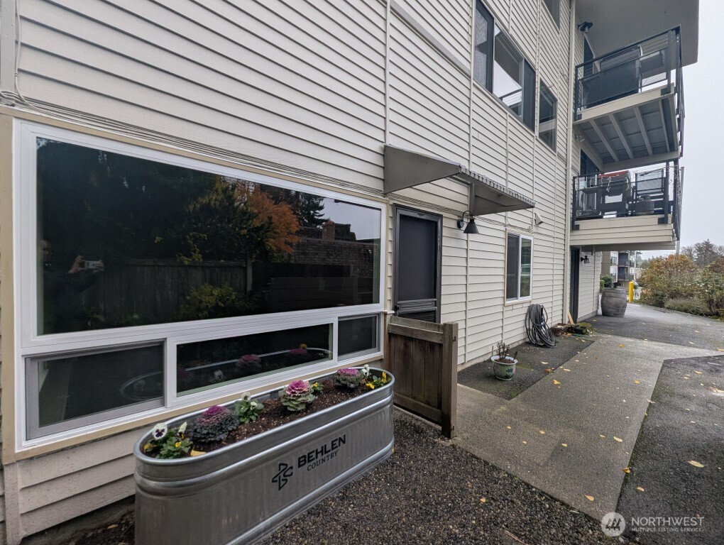 549 Elm Way Edmonds, WA 98020 - Photo 12 of 13 a room with furniture