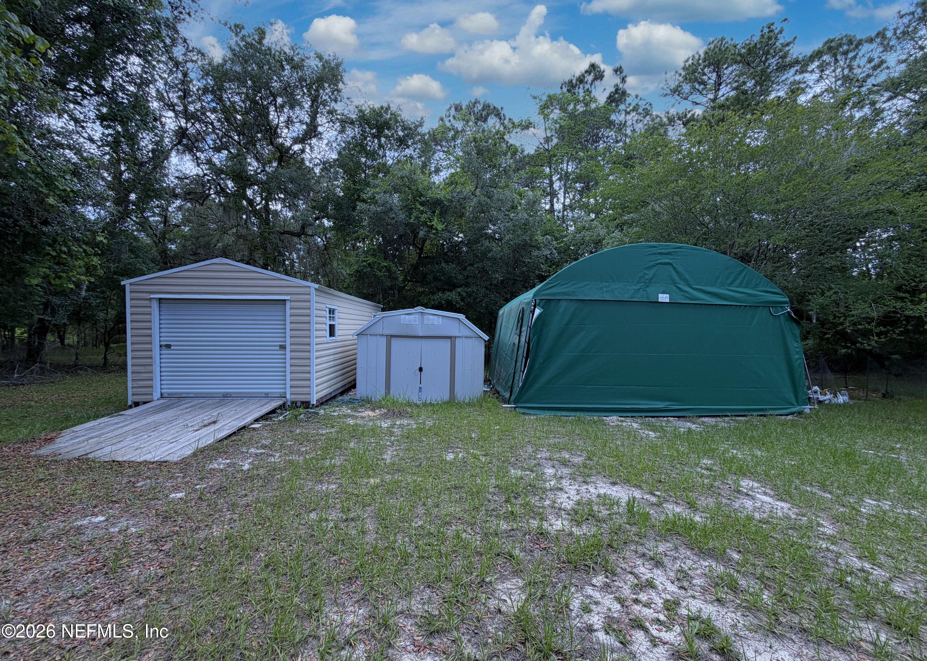 136 Short Pine Road Hawthorne, FL 32640 - Photo 6 of 39 a backyard of a house