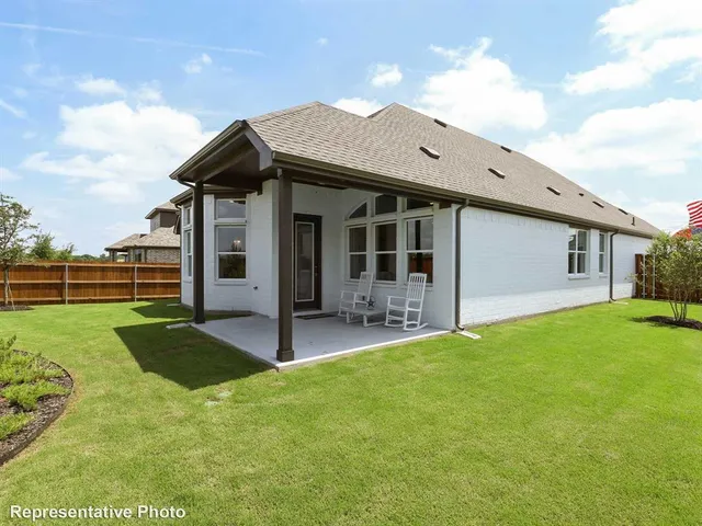 a view of a house with backyard and porch