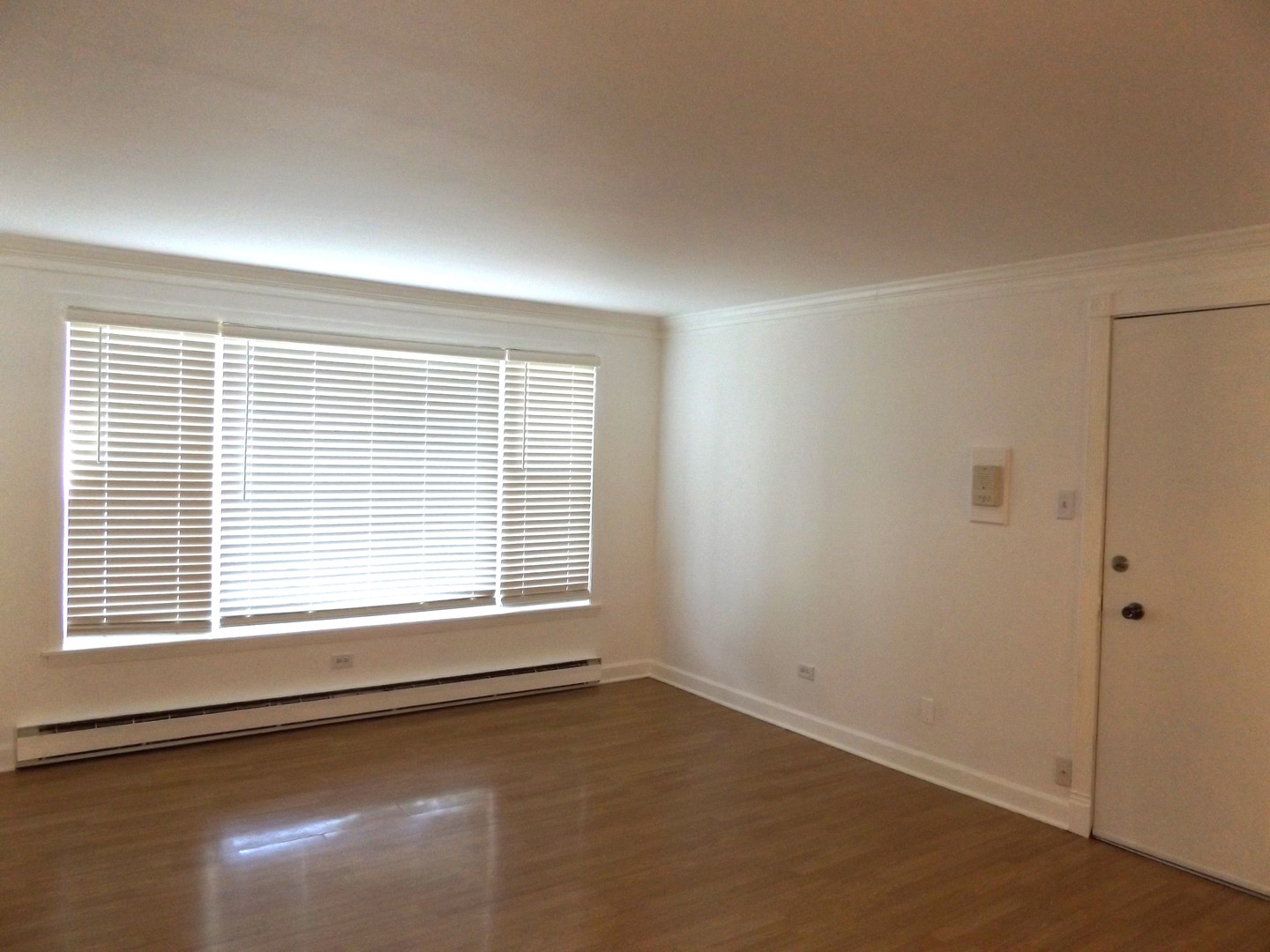 8751 West 79th Street, Unit 1 Justice, IL 60458 - Photo 13 of 32 a view of an empty room with a window