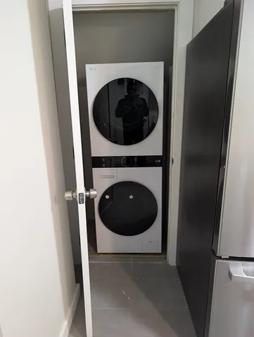 a close up view of a washer and dryer