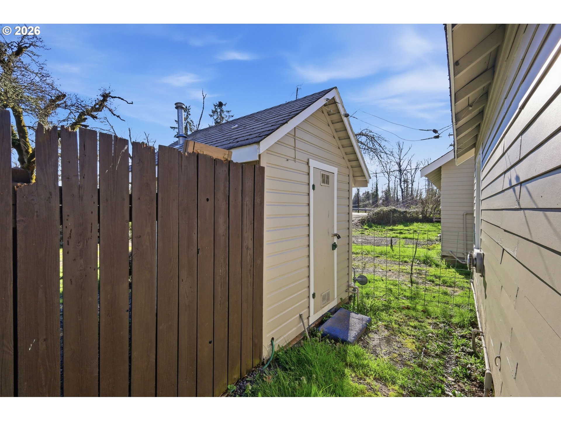36725 Jasper Road Springfield, OR 97478 - Photo 40 of 46 a backyard of a house