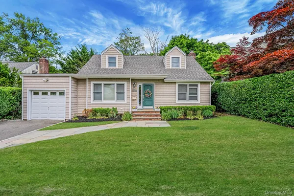 $1,050,000 | 10 Radcliff Boulevard, Glen Head, NY 11545