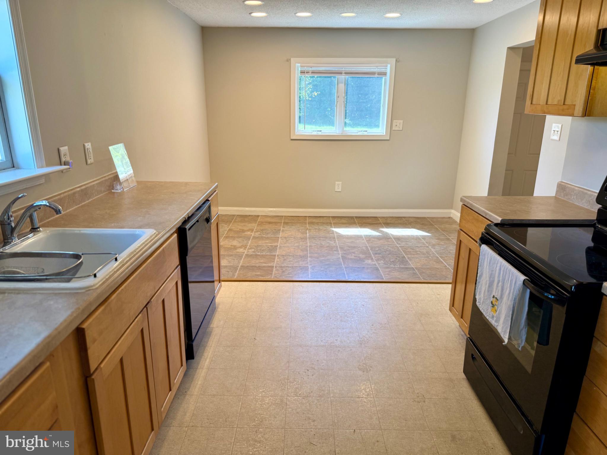 Kitchen & dinette