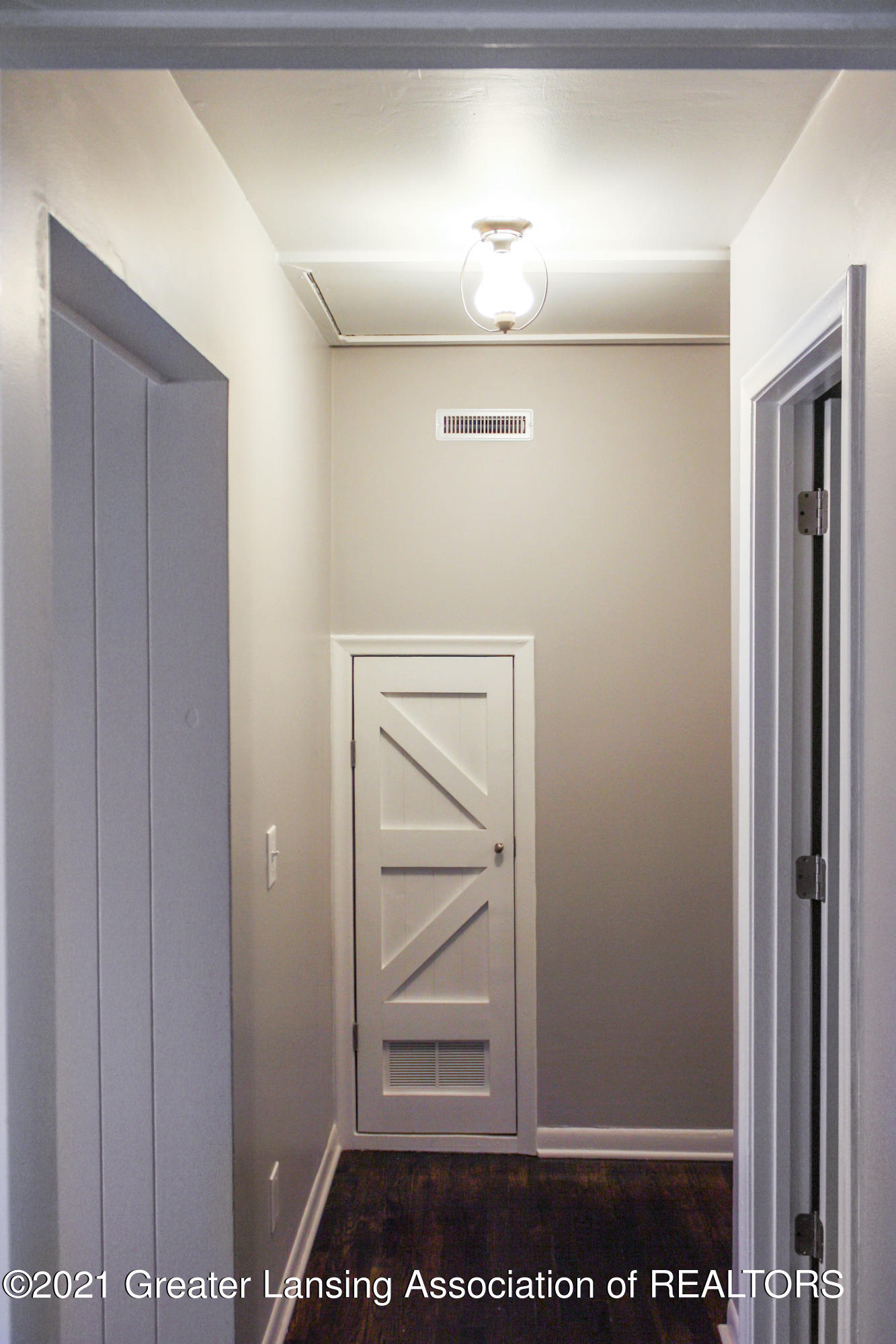 6040 Hughes Road Lansing, MI 48911 - Photo 8 of 23 Hallway
