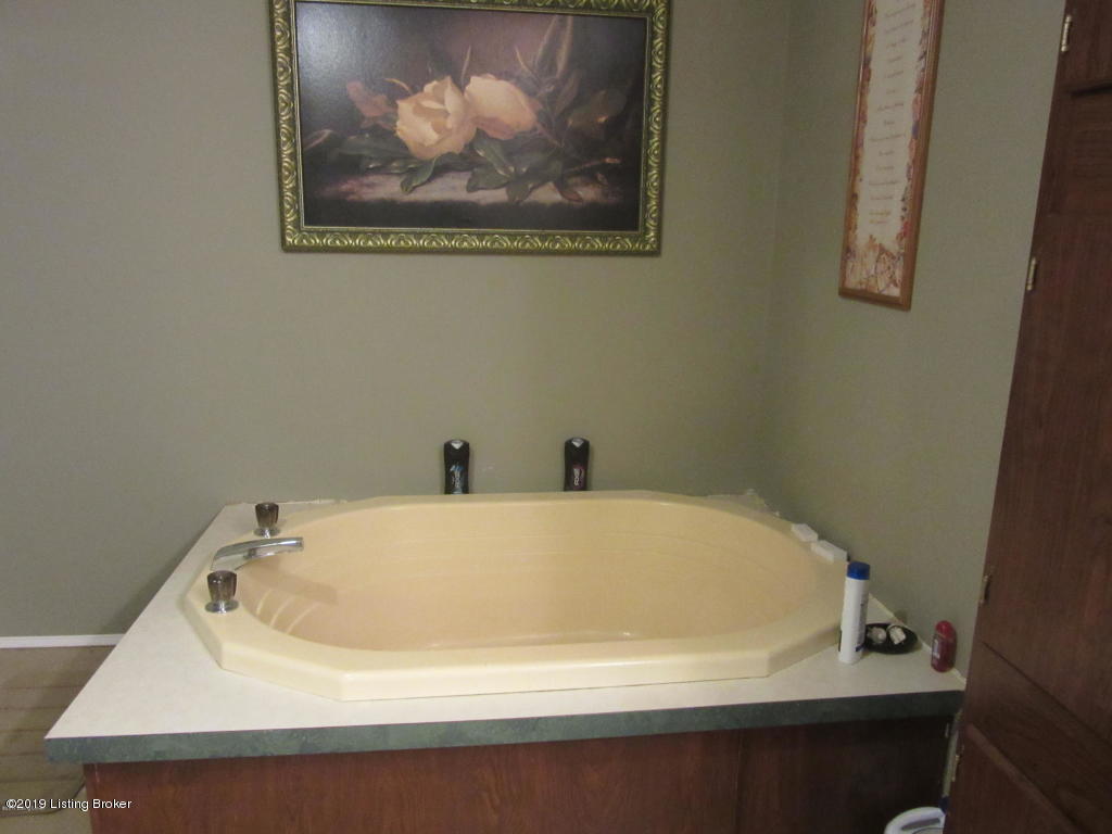 300 Pumpkin Road Shepherdsville, KY 40165 - Photo 8 of 10 20171221201530965490000000-o