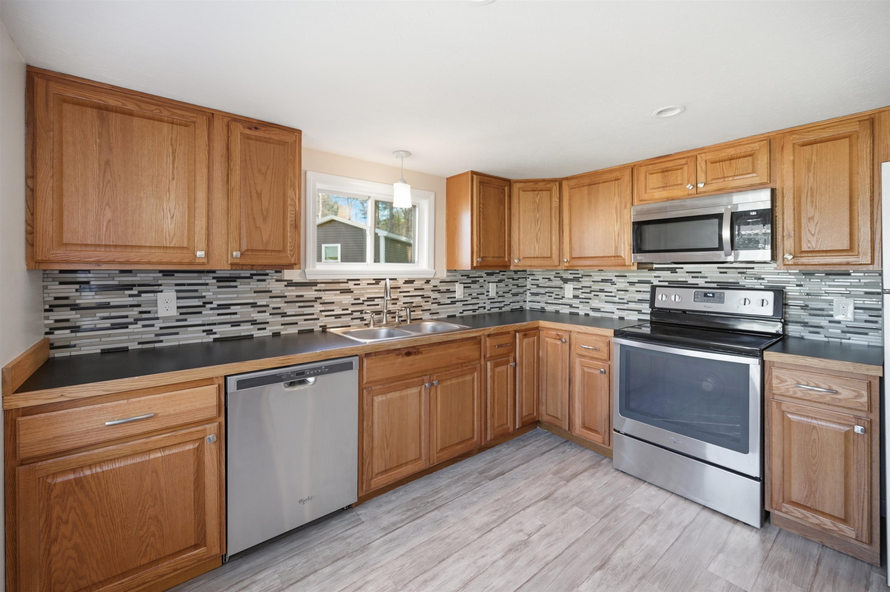 31 Page Road, Unit 14 Litchfield, NH 03052 - Photo 9 of 32