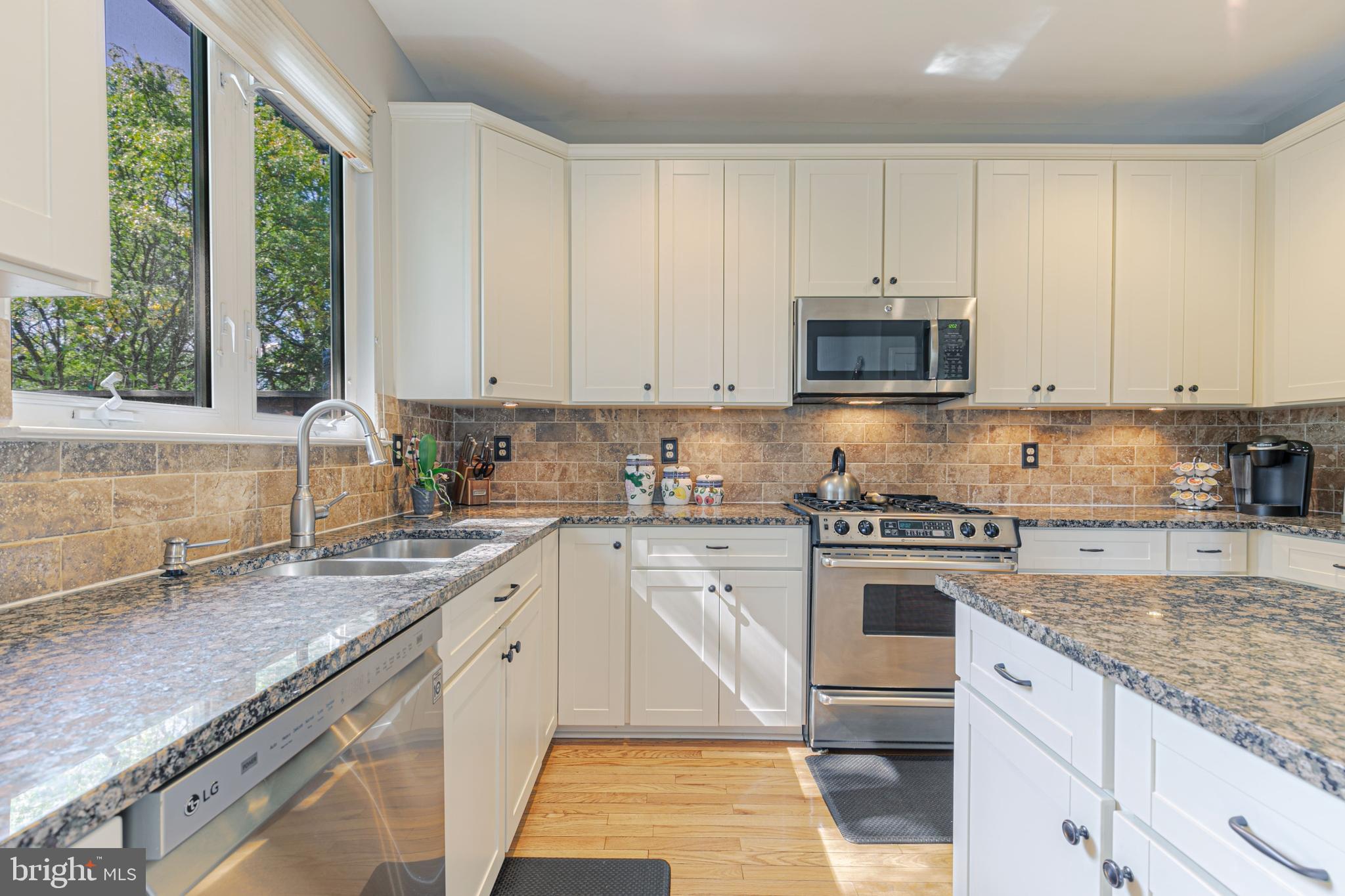 14813 Edman Road Centreville, VA 20121 - Photo 14 of 32 Gourmet Kitchen with Center Island and Gas Cooking