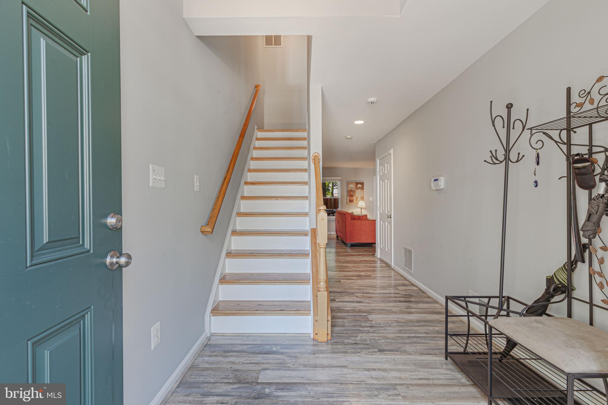 14813 Edman Road Centreville, VA 20121 - Photo 3 of 32 Welcome Foyer