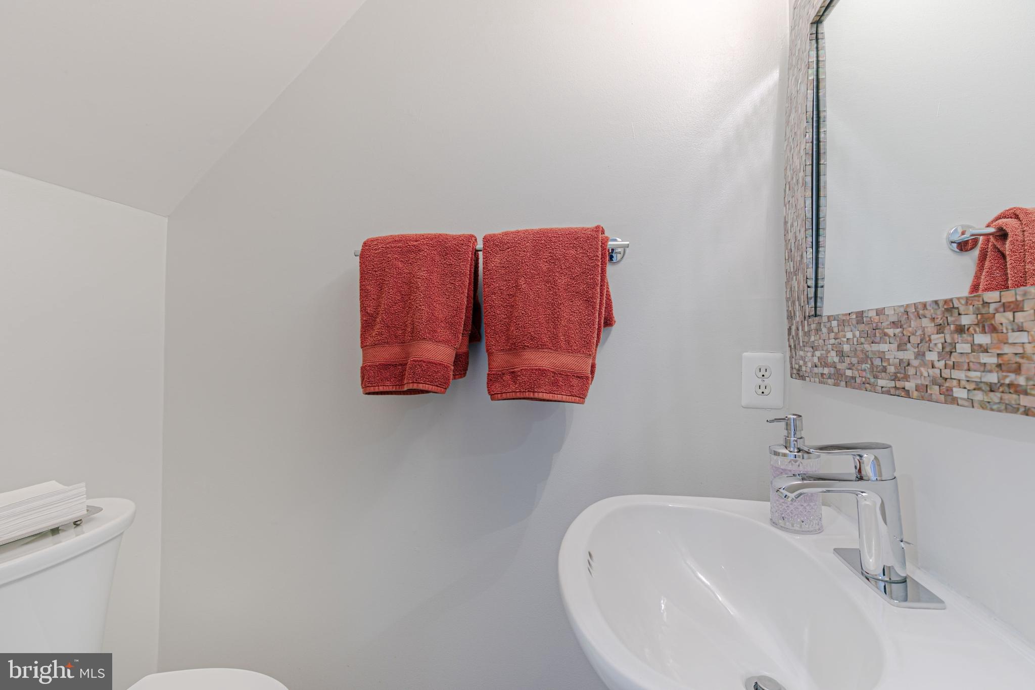 14813 Edman Road Centreville, VA 20121 - Photo 7 of 32 Powder Room on Entry (Lower) Level