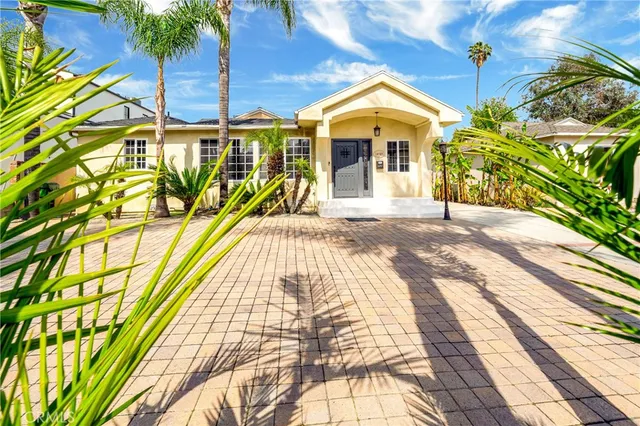 a view of entrance door of the house