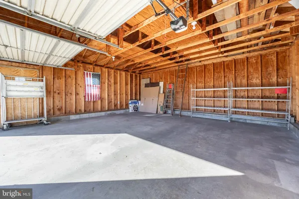 a view of an house with backyard and garden