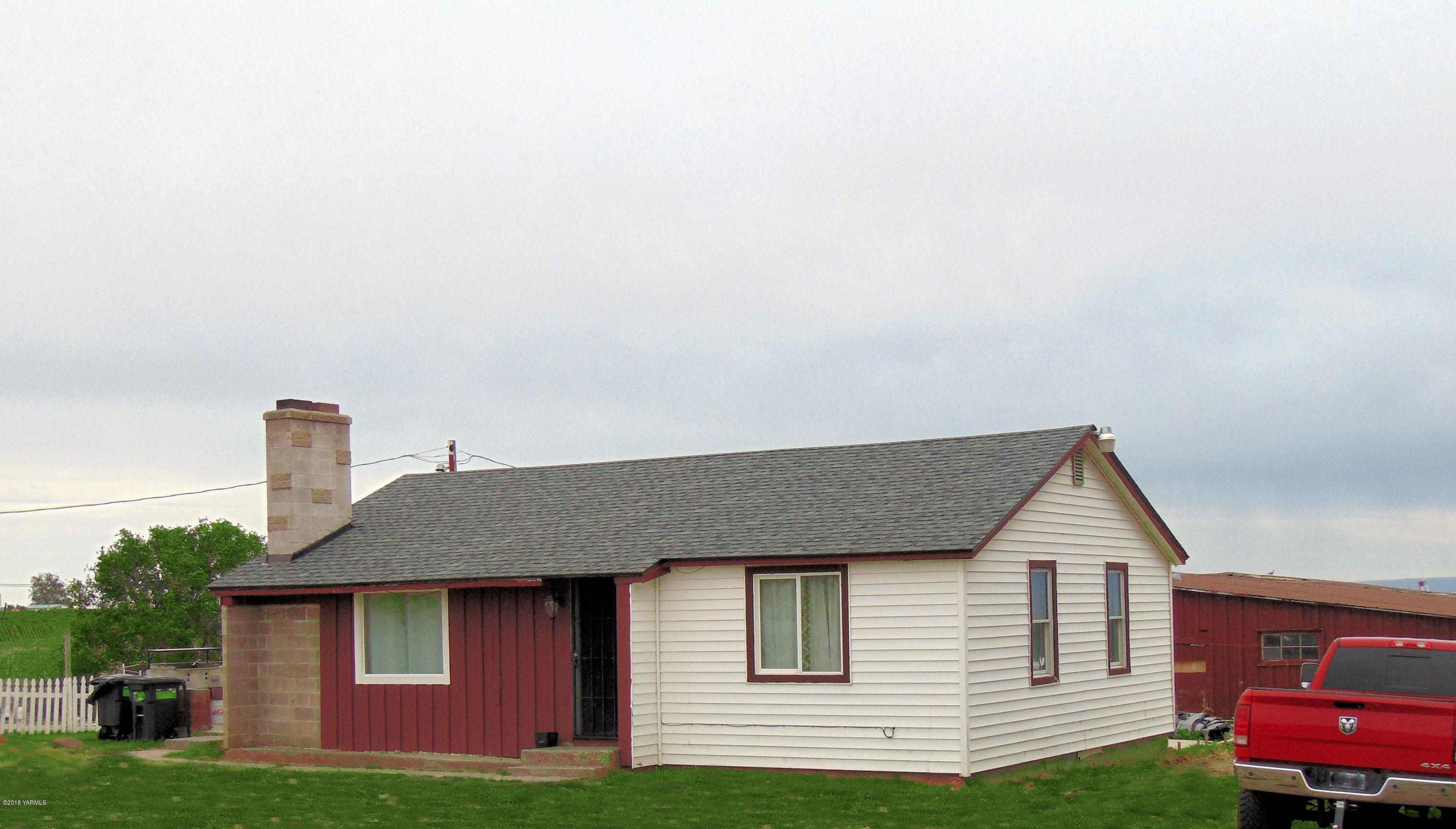 1520 Houghton Road Zillah, WA 98953 - Photo 1 of 15 a front view of a house with a garden