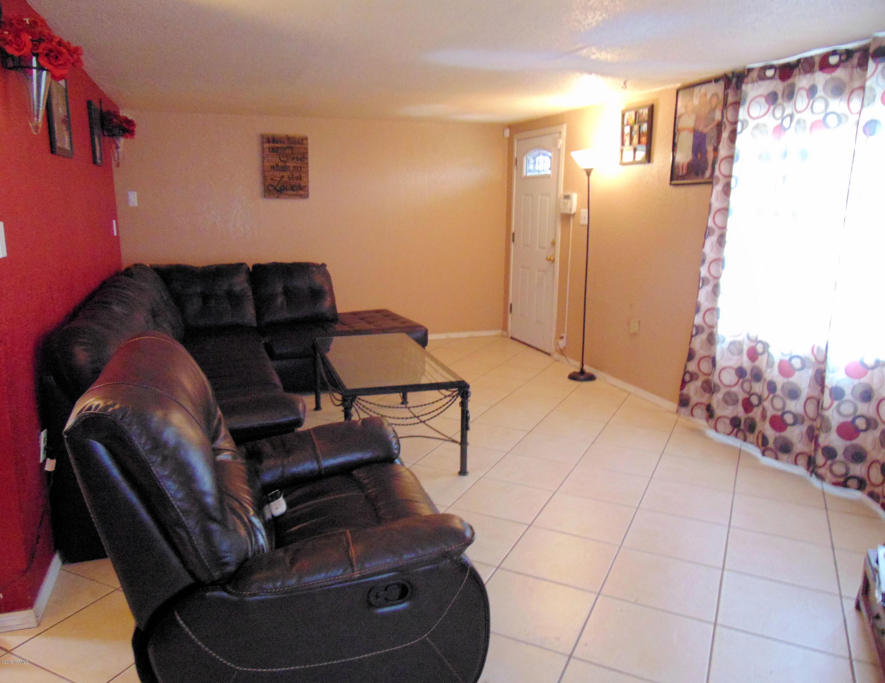 1520 Houghton Road Zillah, WA 98953 - Photo 2 of 15 a living room with furniture