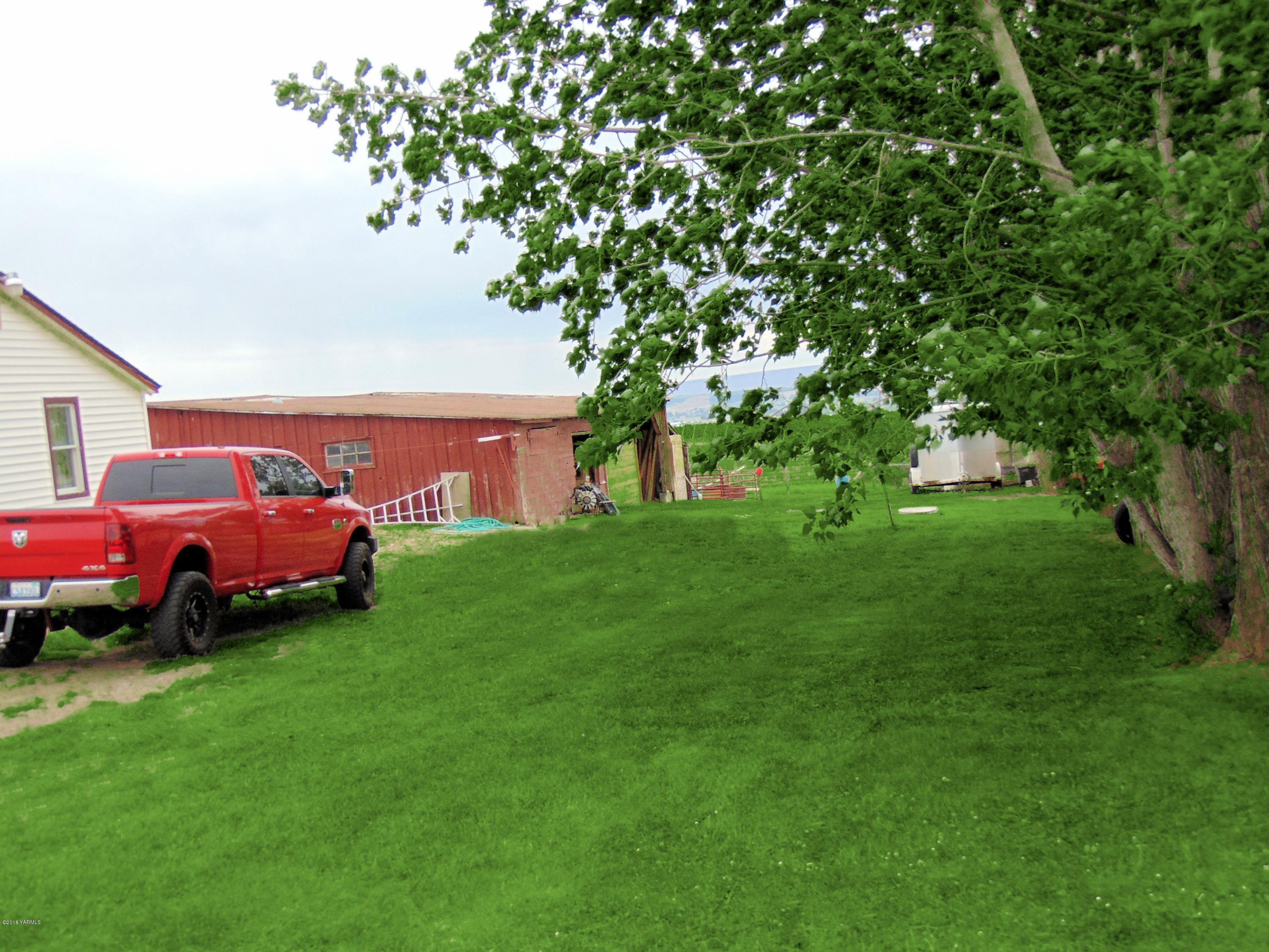 1520 Houghton Road Zillah, WA 98953 - Photo 13 of 15 a front view of a house with garden