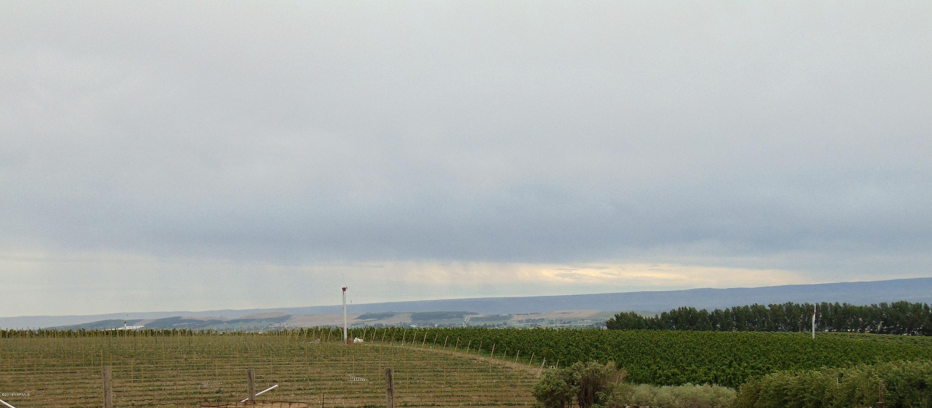 1520 Houghton Road Zillah, WA 98953 - Photo 15 of 15 a view of a lake and mountain