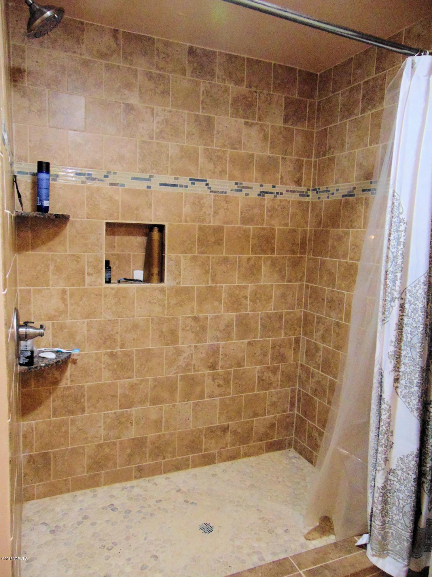 1520 Houghton Road Zillah, WA 98953 - Photo 6 of 15 a bathroom with a shower