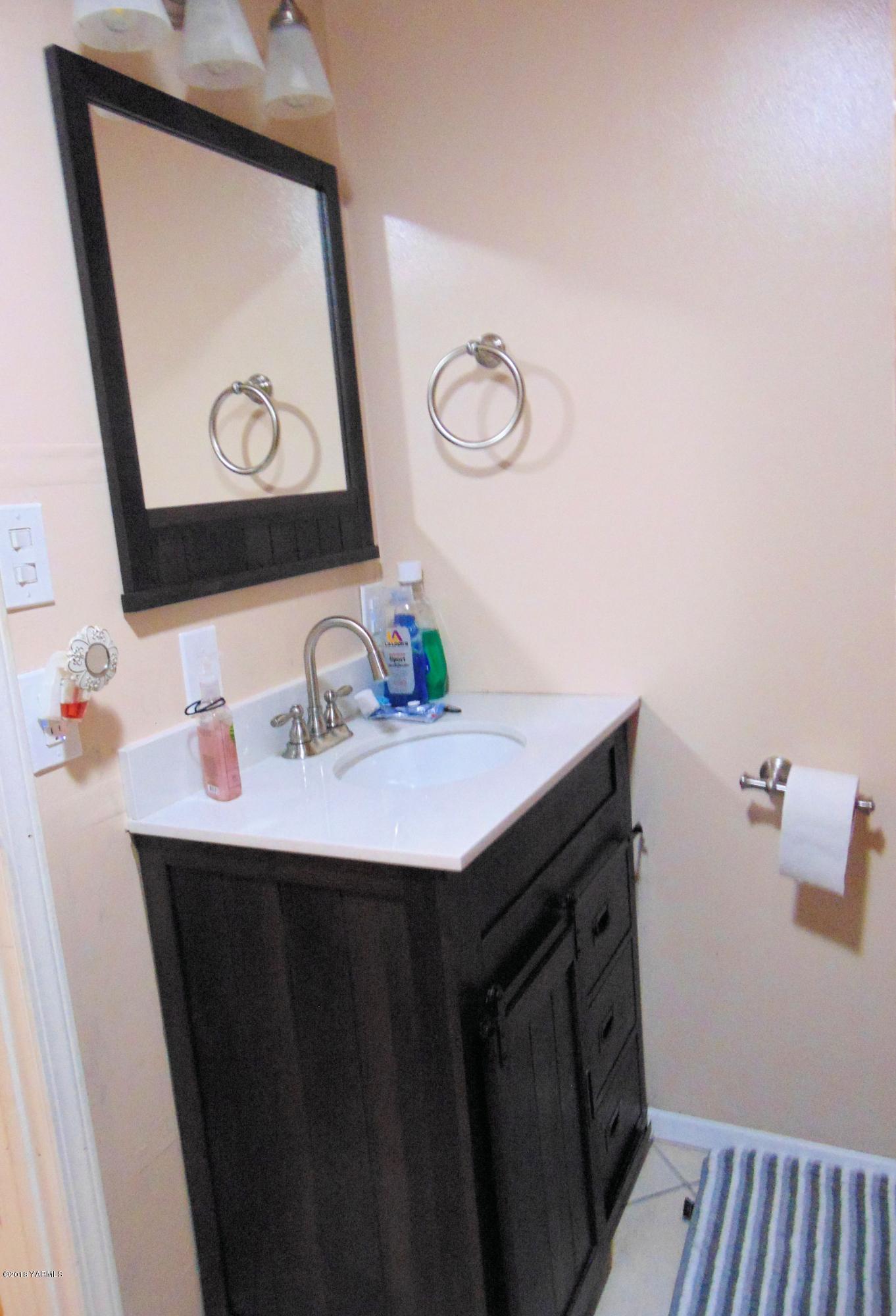 1520 Houghton Road Zillah, WA 98953 - Photo 7 of 15 a bathroom with a sink and a mirror