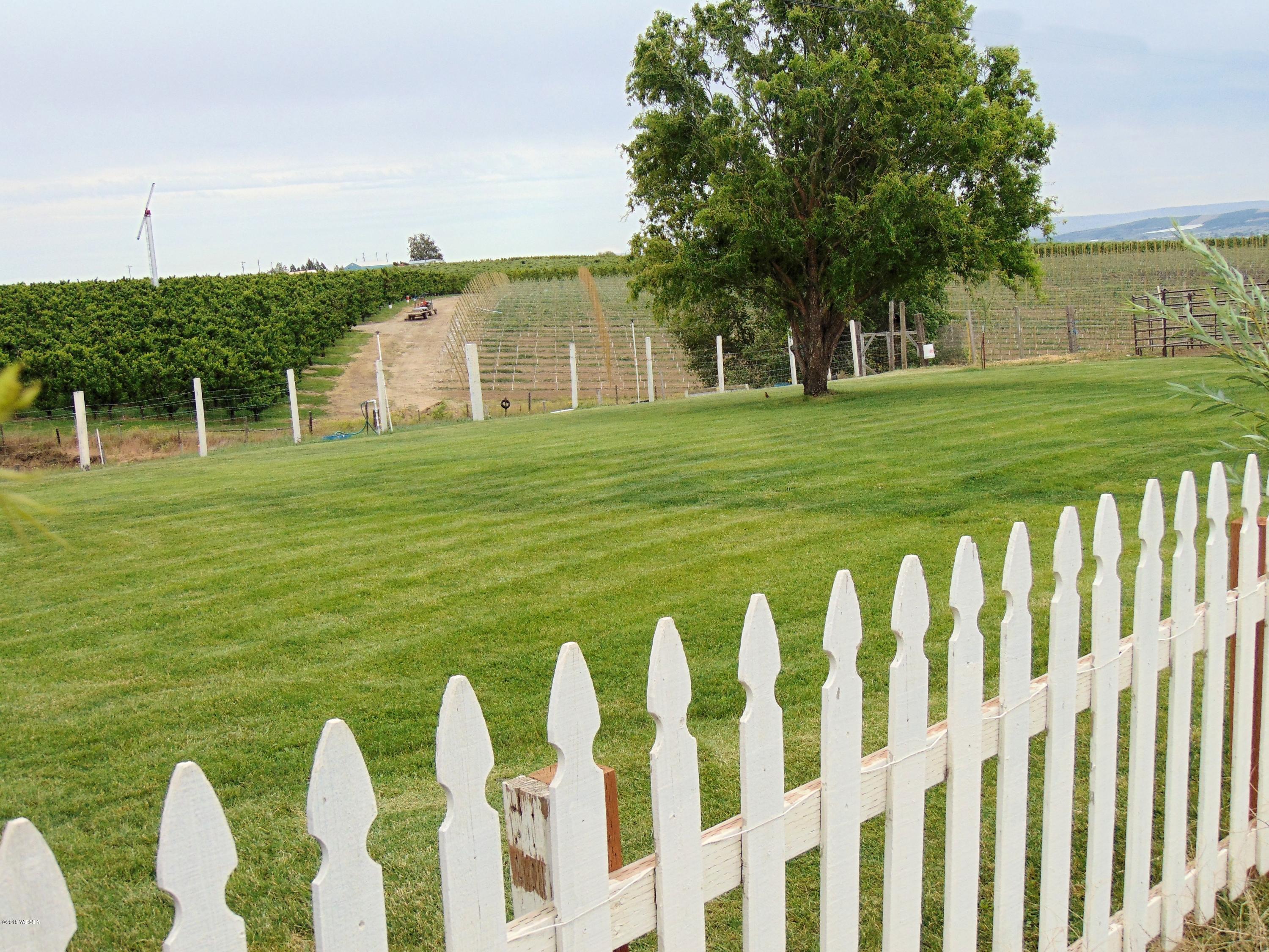 1520 Houghton Road Zillah, WA 98953 - Photo 8 of 15 a front view of a house with a garden