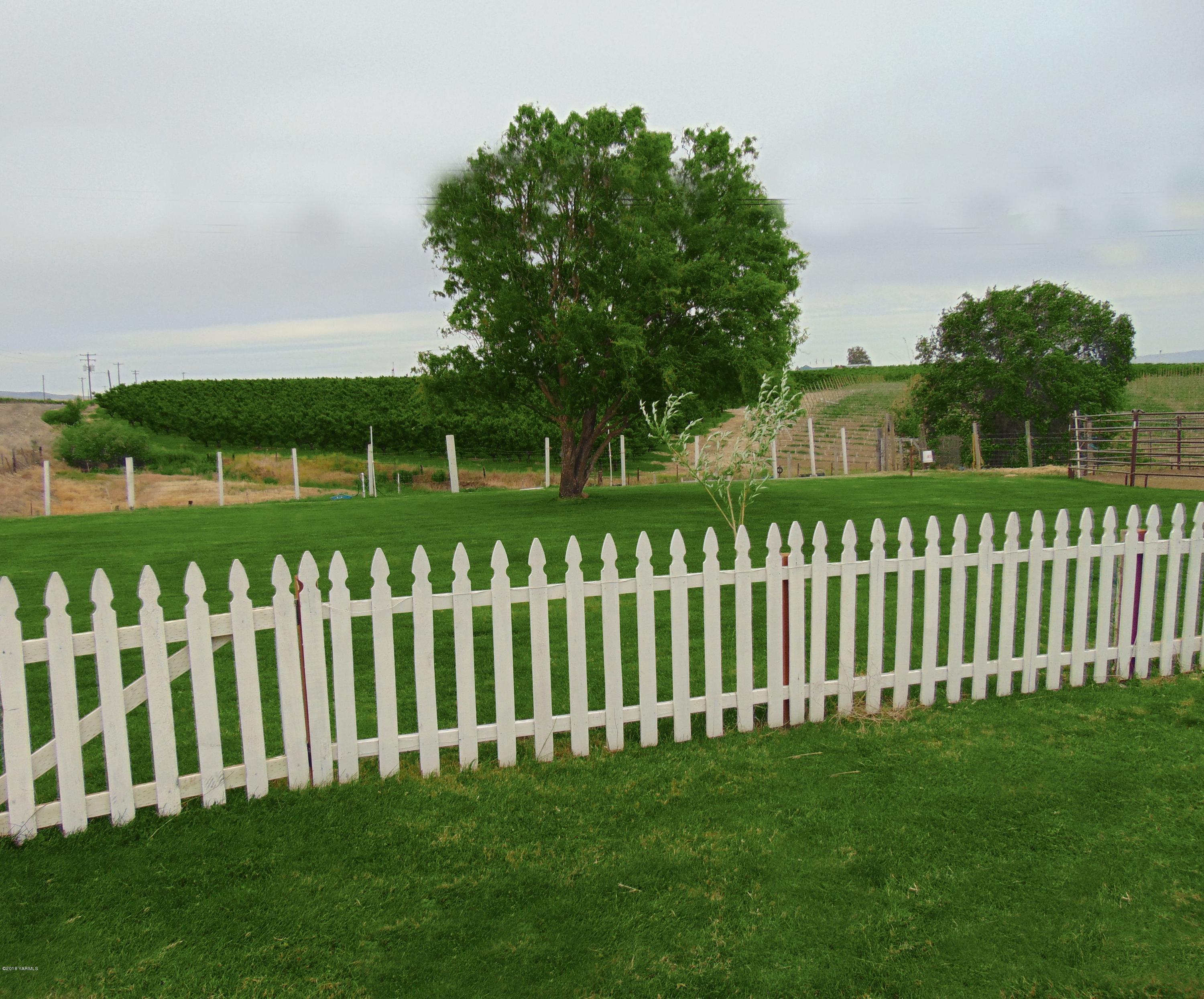 1520 Houghton Road Zillah, WA 98953 - Photo 9 of 15 a view of a wooden fence