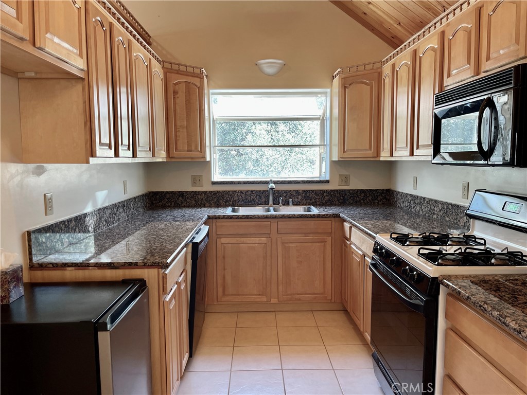 808 Circle Lebec, CA 93243 - Photo 3 of 42 Beautiful Kitchen