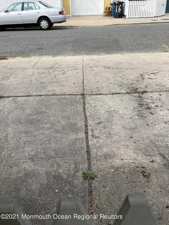 a view of a parking area