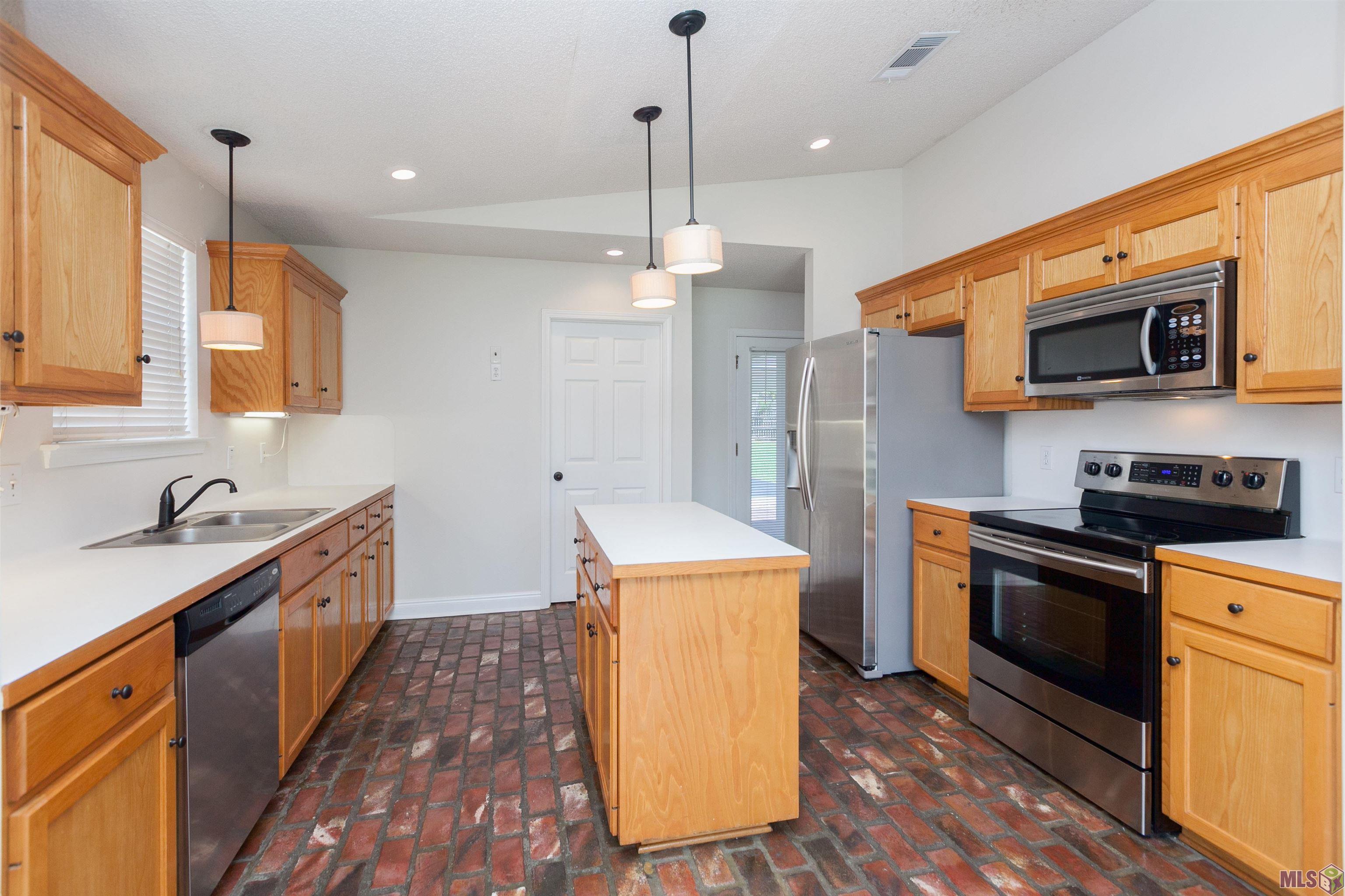 12483 Fairhope Way Baton Rouge, LA 70816 - Photo 3 of 28 Gallery Image 3