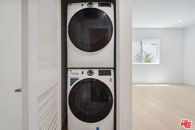 a close up view of a washer and dryer