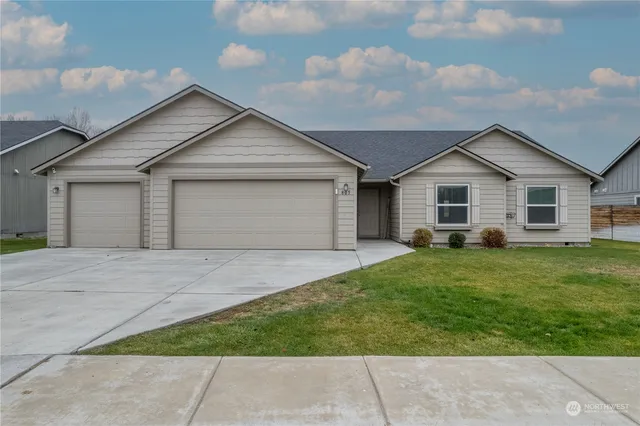 $385,000 | 805 South Hamilton Road, Moses Lake, WA 98837