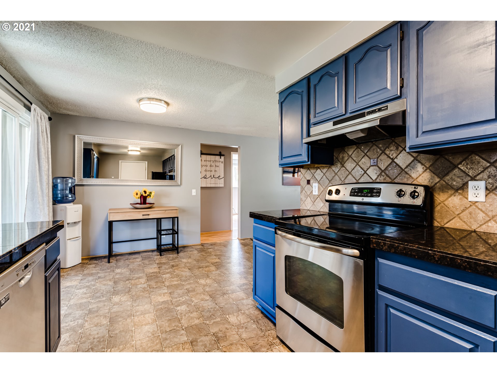 2367 10th Street Springfield, OR 97477 - Photo 6 of 32