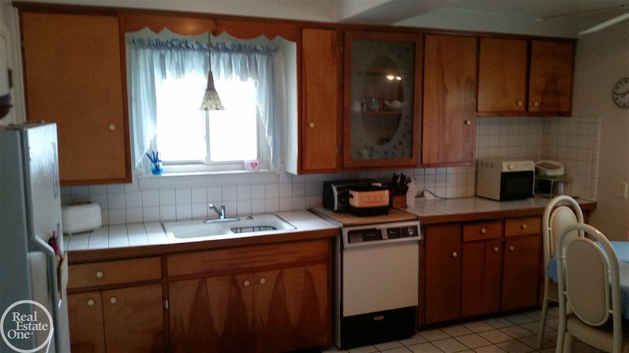 2176 Rome Avenue Warren, MI 48091 - Photo 7 of 20 31296830-6.JPG