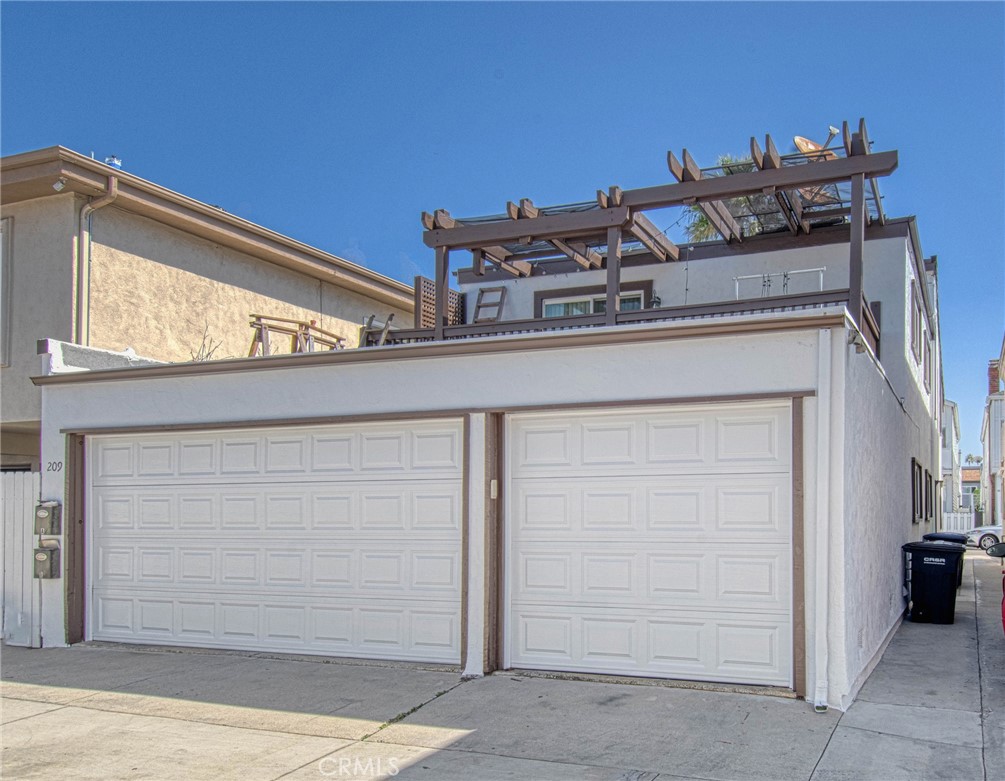 209 Walnut Street Newport Beach, CA 92663 - Photo 3 of 30