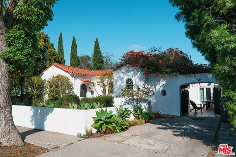 $2,449,000 | 1060 Superba Avenue, Venice, CA 90291