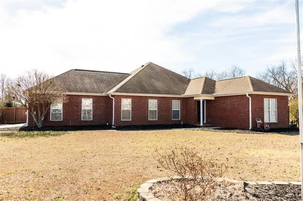 a view of a backyard with pathway
