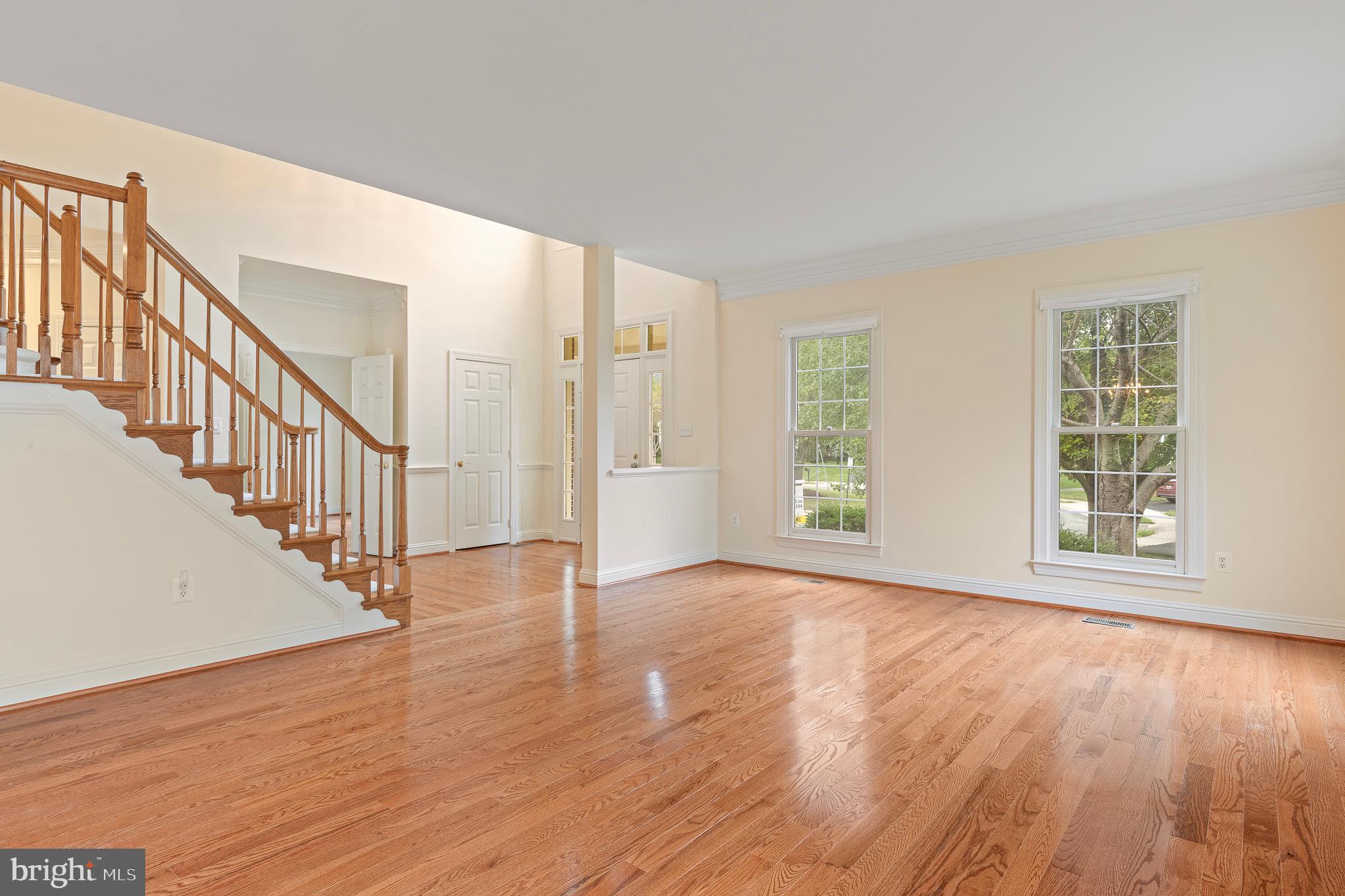 10604 Maplecrest Lane Potomac, MD 20854 - Photo 9 of 81 Living Room