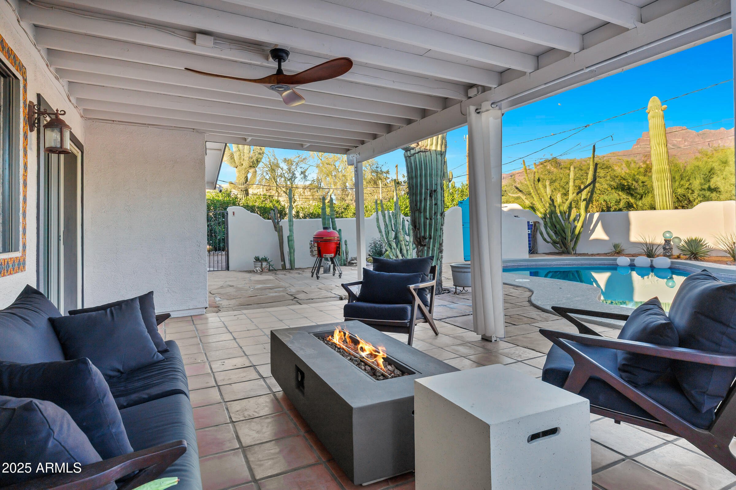 1291 South Red Rock Court Apache Junction, AZ 85119 - Photo 39 of 48 a living room with patio furniture and a potted plant