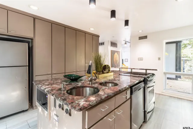 $319,900 | 520 East Lake Street, Tyler, TX 75701