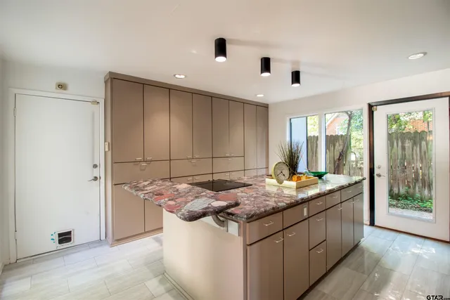 $319,900 | 520 East Lake Street, Tyler, TX 75701