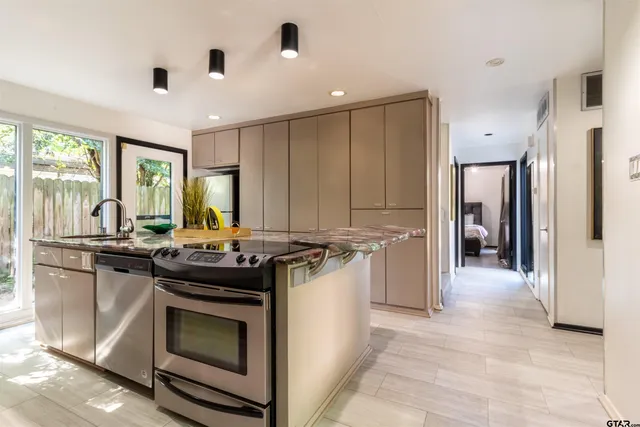 $319,900 | 520 East Lake Street, Tyler, TX 75701