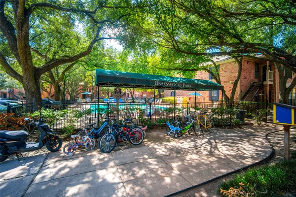 a view of a chairs and table in a backyard